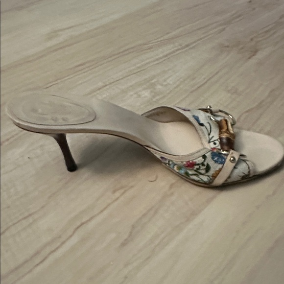 Gucci Cream Floral Sandals - Picture 4 of 4